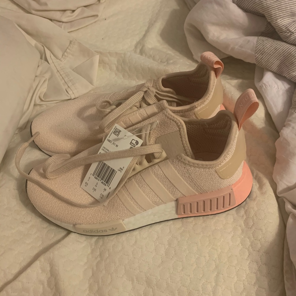 BRAND NEW ADIDAS NMD R1